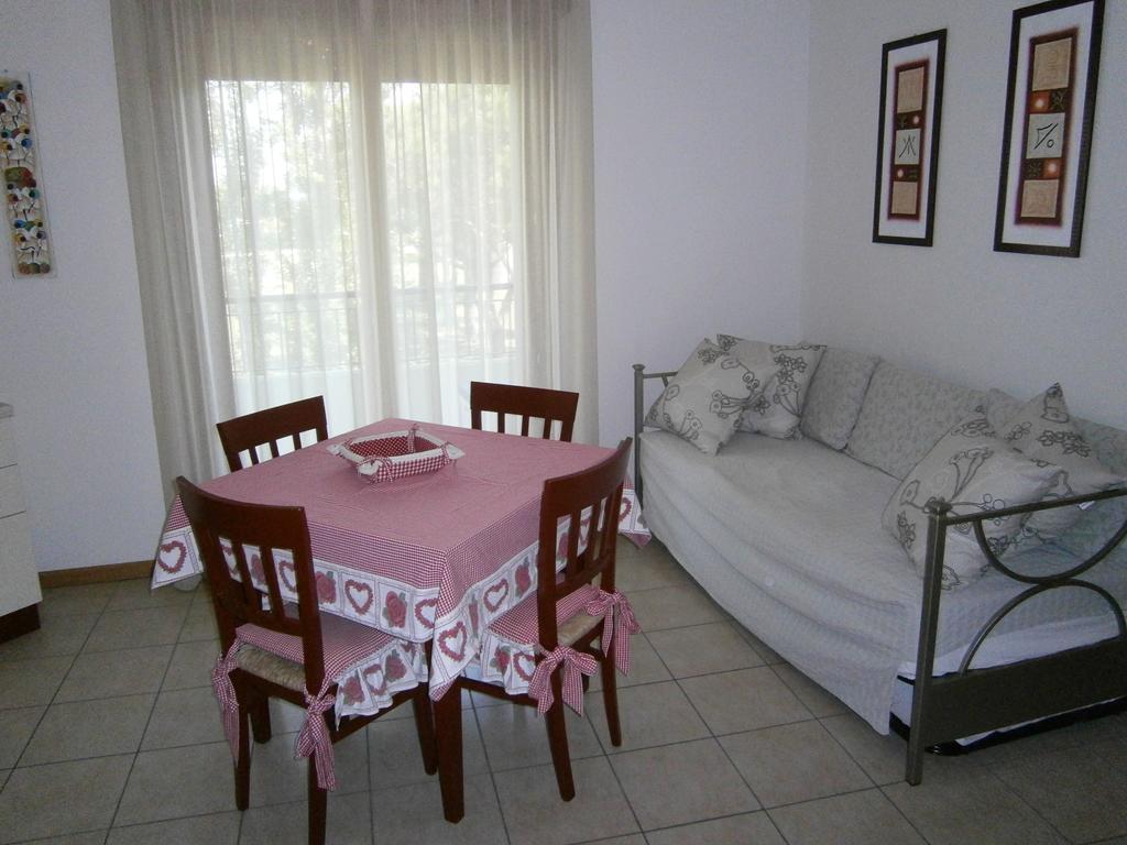 Residence Roberta Con Piscina - Agenzia Cocal Καόρλε Δωμάτιο φωτογραφία